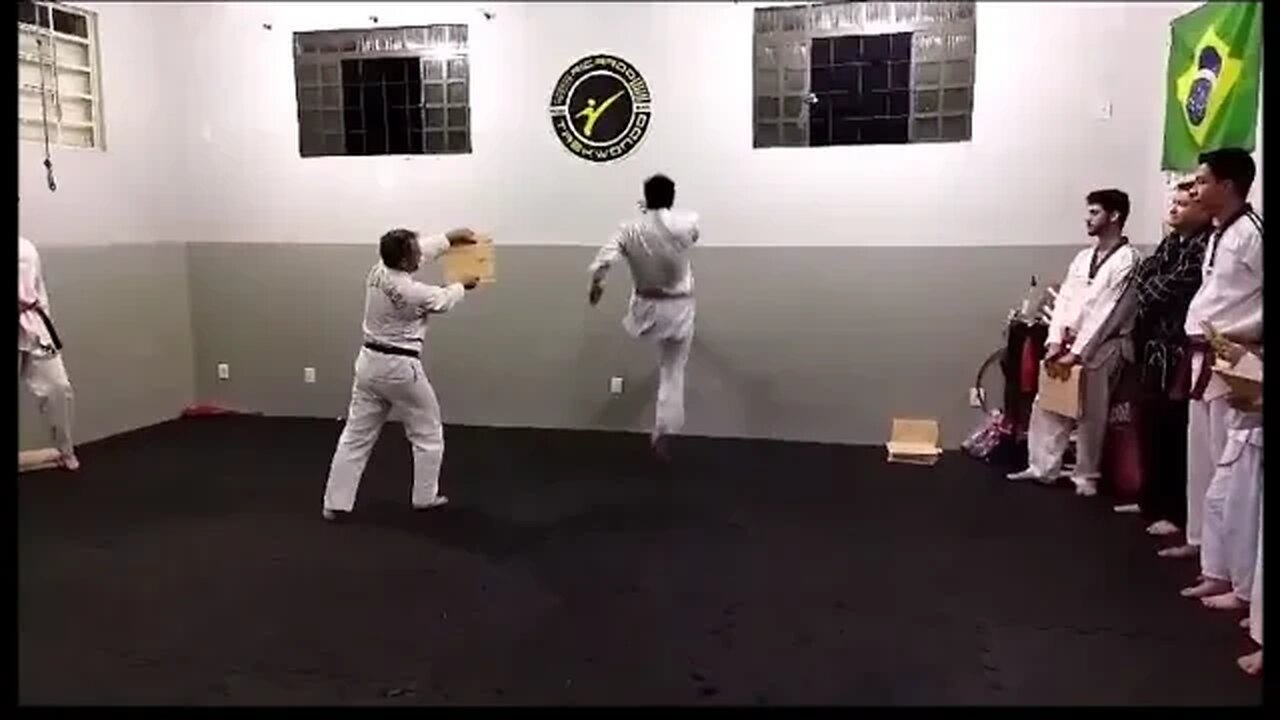 Quebramento com shoten no jutsu seguido de chute no TKD