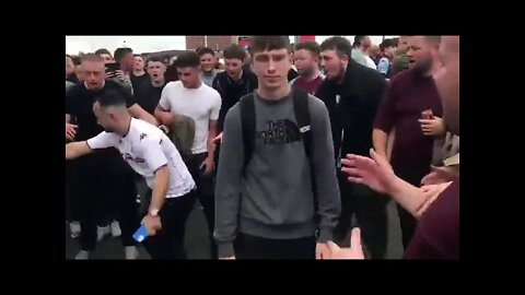 Torcedores do Aston Villa zuando o Cristiano Ronaldo após vencer o Manchester United