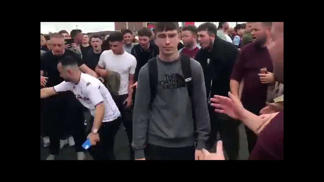 Torcedores do Aston Villa zuando o Cristiano Ronaldo após vencer o Manchester United