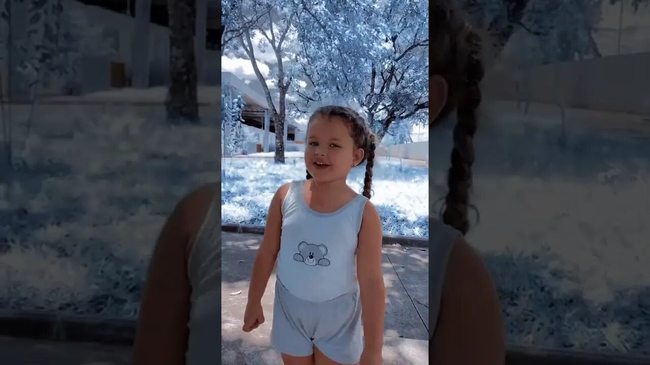 MEMEL [ MELISSA ] BRINCANDO NA NATUREZA [ ARVORES LINDAS ] COM O MEU TITIO ESPERANDO MINHA #shorts