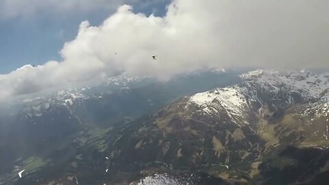 (Sport 05)/A glider circling the snowy mountains is like a fairyland