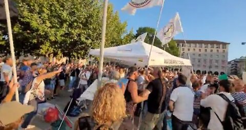 28/08/2021 MILANO - GAZEBO DEL MOVIMENTO 5 STELLE DISTRUTTO DAI MANIFESTANTI