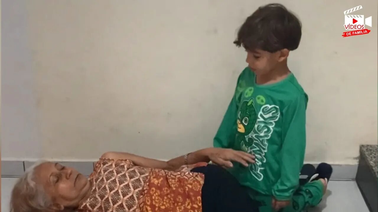Menino de apenas 4 anos salva sua avó impressionante!
