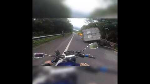 😮😮TRAILER ALMOST FALLS ON THE BIKER 😮😮