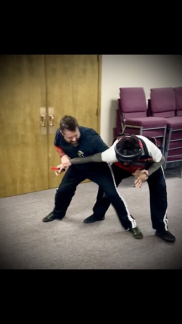 Knife defense! Control the wrists