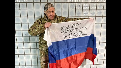 Bandera de Rusia y el PMC Wagner sobre el edificio de la administración de la ciudad de Bakhmut