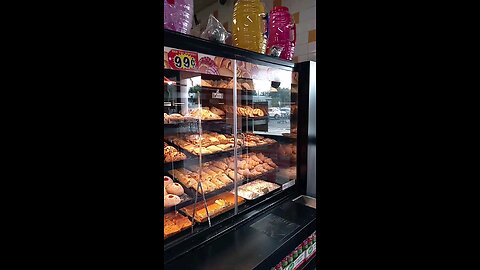 Choosing Pastries. Escojiendo El Pan. 2.7.2024 Snapchat