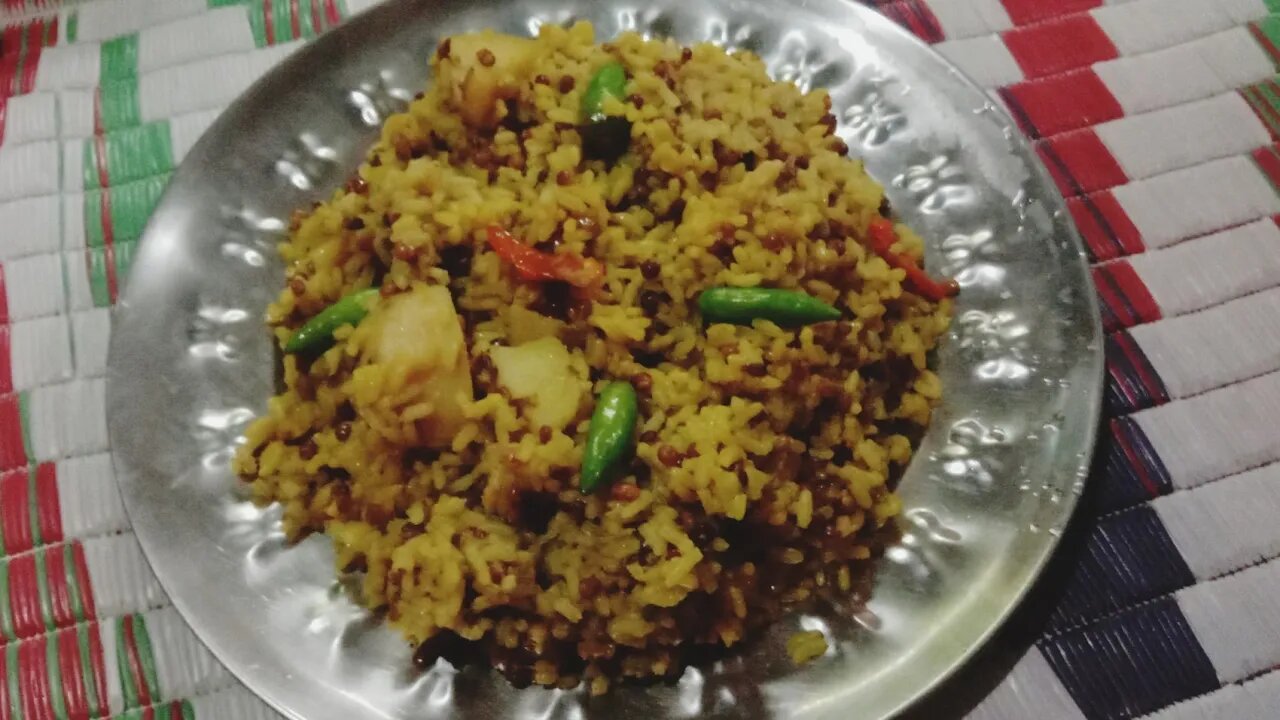 মেঘলা দিনে গোটা মুসুর ডালের খিচুড়ি রান্না করে পরিবারের সঙ্গে খাওয়ার মজাই আলাদা 😍😍 #khichuri #khichdi