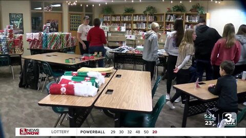 Gretna students volunteer time for Holly Jolly Christmas Project