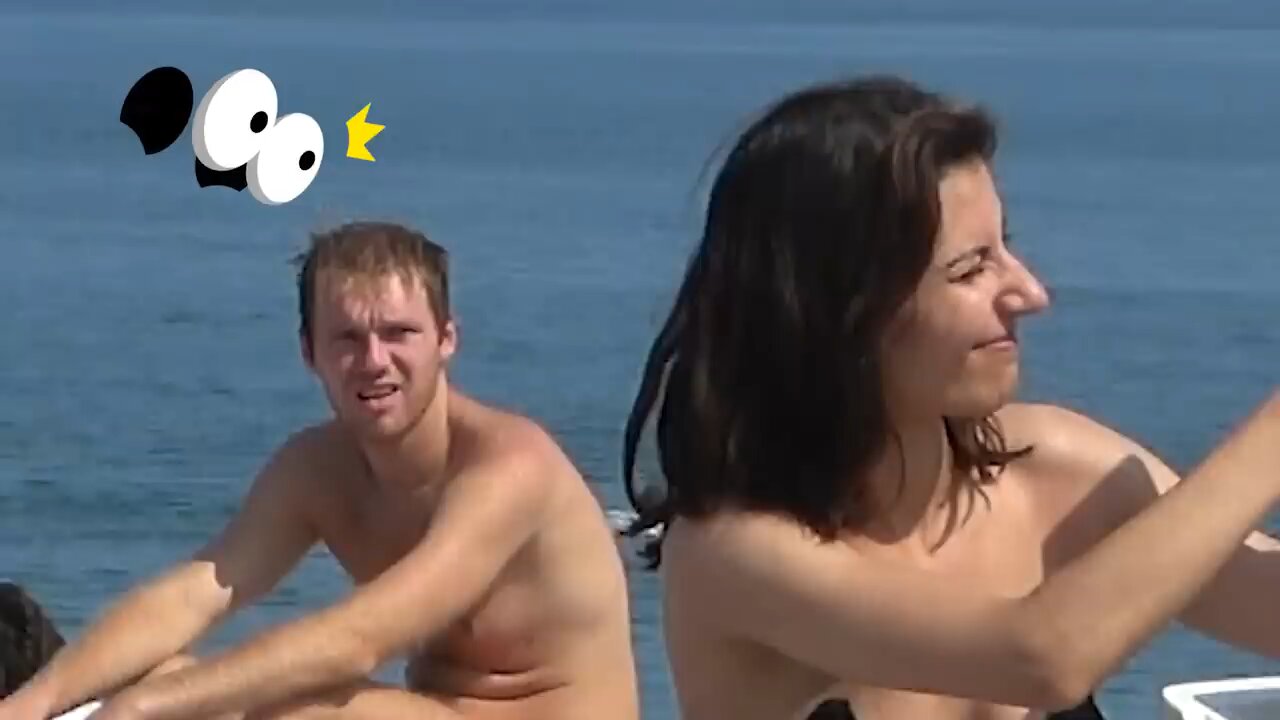 Funny crazy Girl prank on the beach 😲 AWESOME Reaction 😂