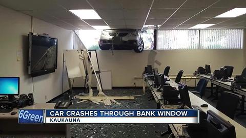 Woman accidentally crashes car into Kaukauna bank