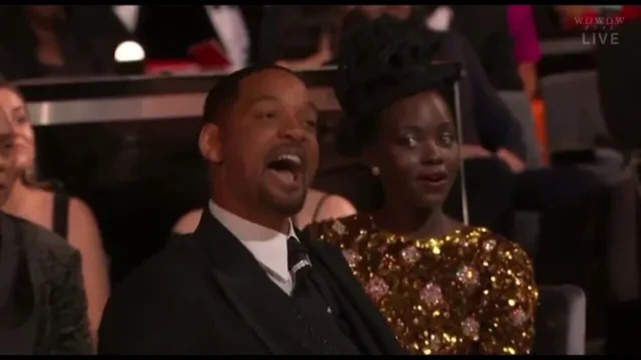 Will Smith just hit Chris Rock joke about his wif "Keep my wife's name out your f*cking mouth!”