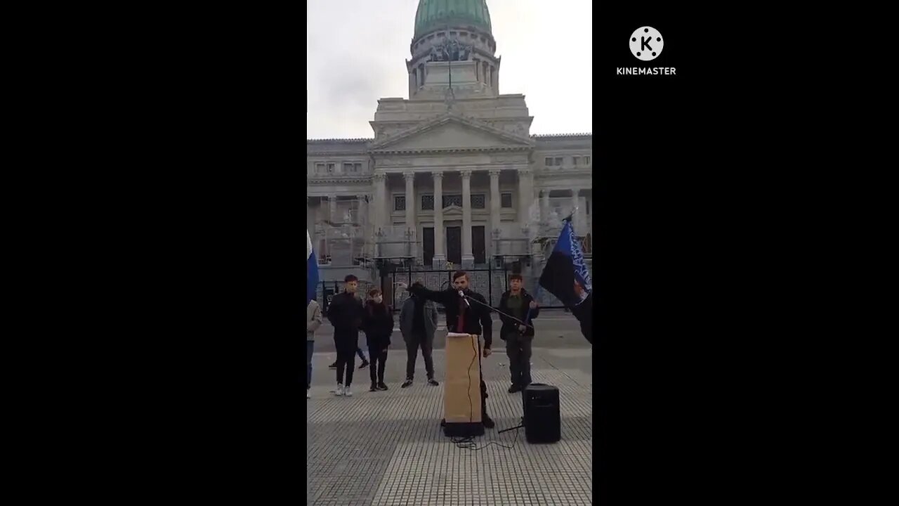 Cuando en el colegio te andaba mal el parlante en el acto escolar.