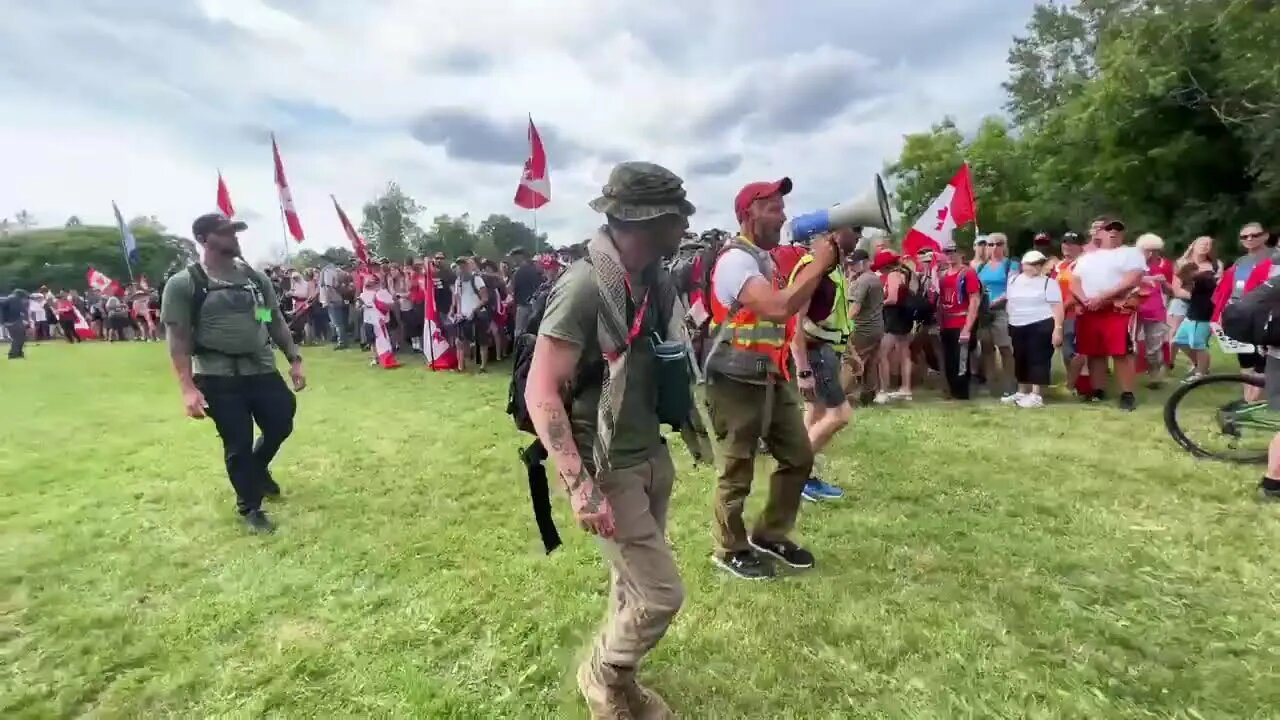 LIVE 🔴 The #churchofBuBBles follow #Jamestopp as he approaches the war monument.