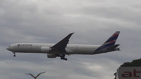 Boeing 777-300ER PT-MUJ na aproximação final antes de pousar em Manaus vindo de Guarulhos