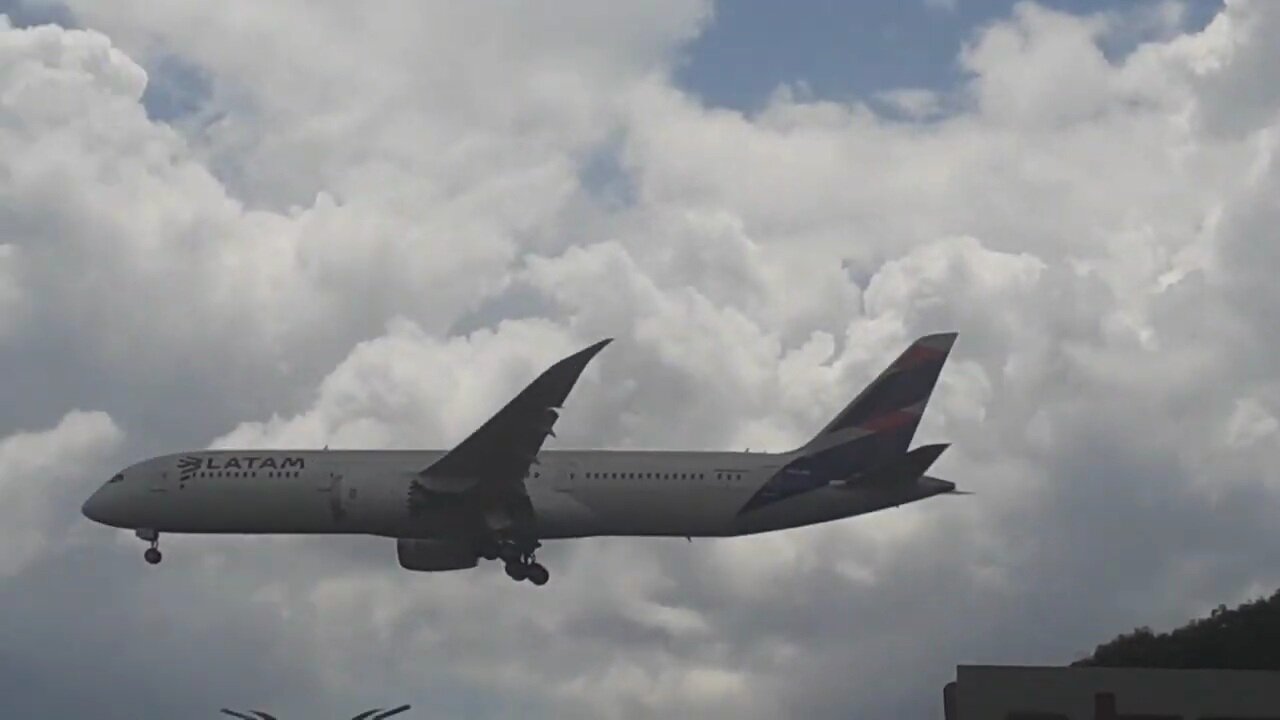 Boeing 787-9 PS-LAA na aproximação final antes de pousar em Manaus vindo de Guarulhos