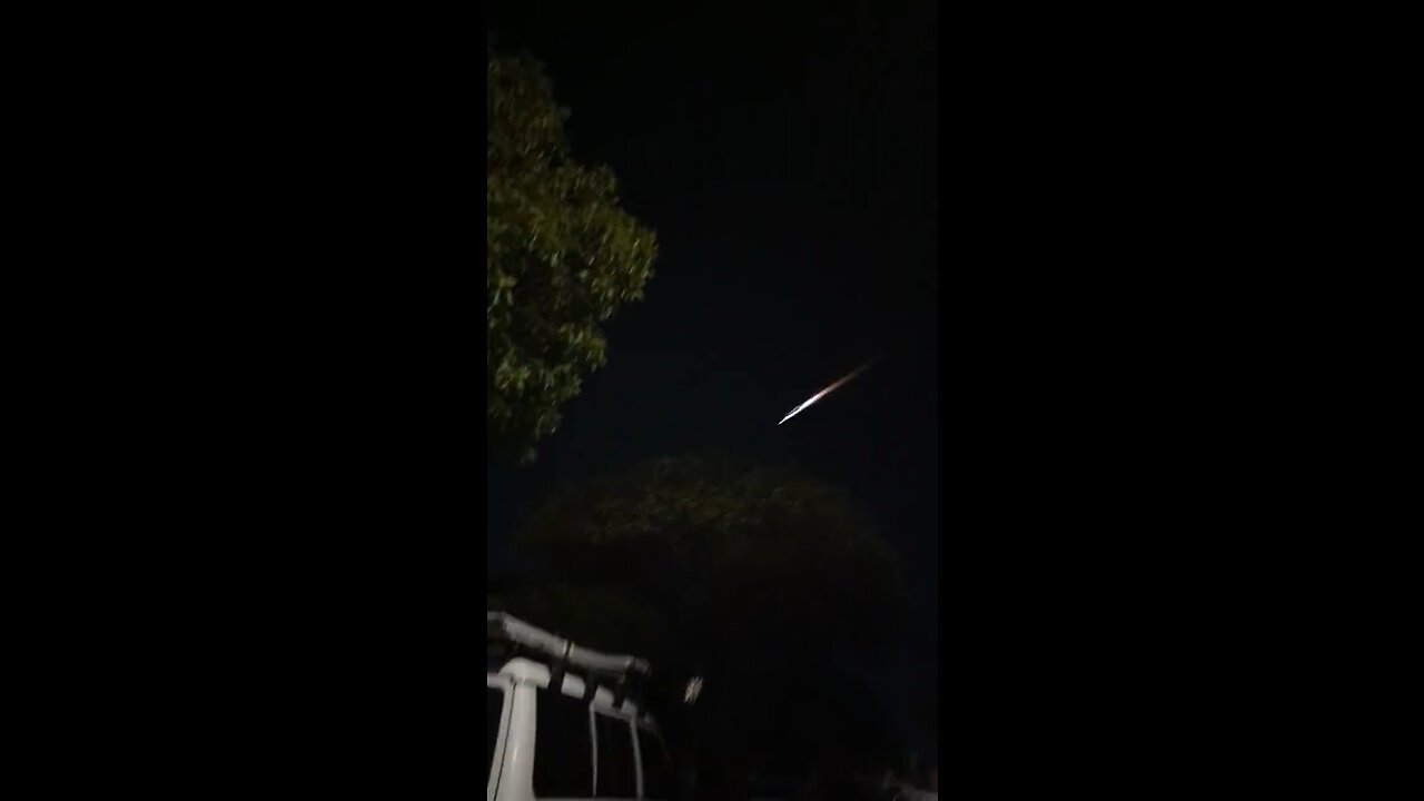 Residents in Melbourne experienced ground vibrations after seeing a comet streaking across the sky