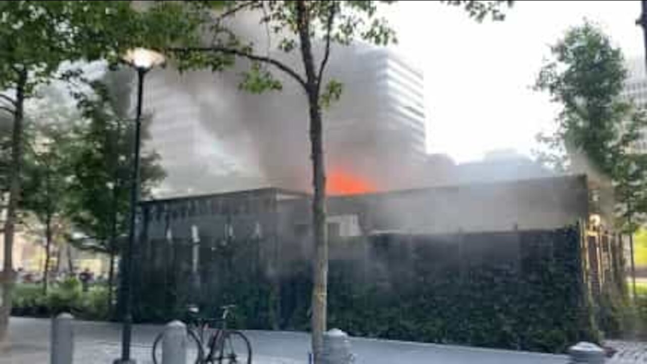 Un résident de Philadelphie croise un Starbucks en feu