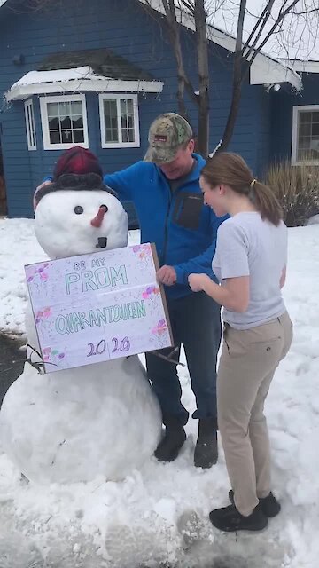 Dad prom-poses to daughter after the cancellation of her senior prom