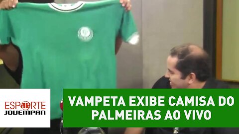 Como assim? Vampeta exibe camisa do Palmeiras ao vivo