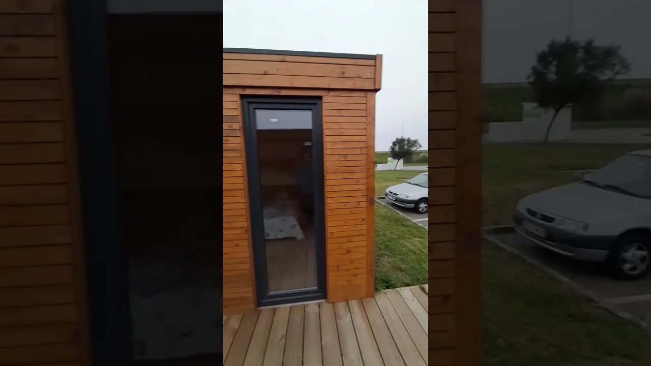 só uma estava aberta para visita, 25.000€ o conjunto com deck e móveis de rua, sem recheio.