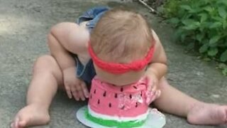 Pour son anniversaire, elle enfouit sa tête dans son gâteau