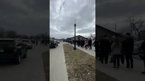 Hundreds waiting in line to hear Gov @RonDeSantisFL speak in Des Moines this evening