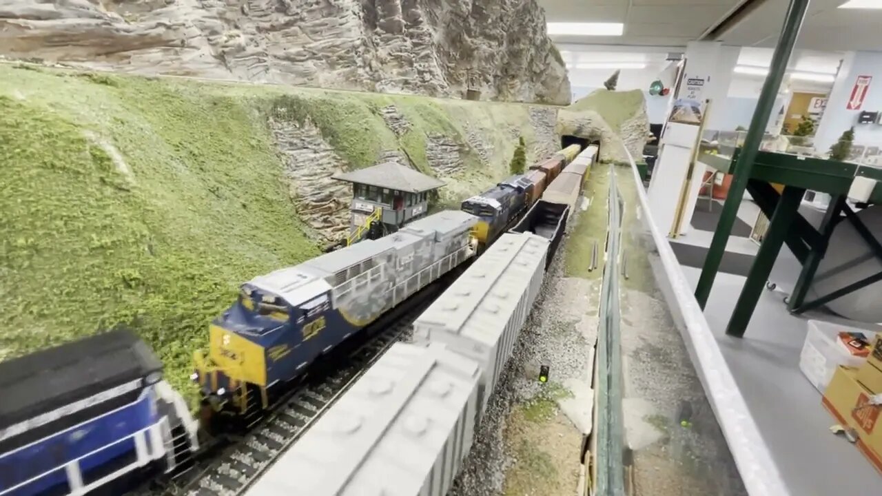 running ho scale model train