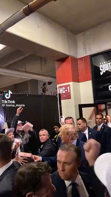 🙏🏽🍿🇺🇸🍿🇮🇹🍿🙏🏽🍿Trump passing out popcorn 🙏🏽🍿🇺🇸🍿🇮🇹🍿🙏🏽🍿