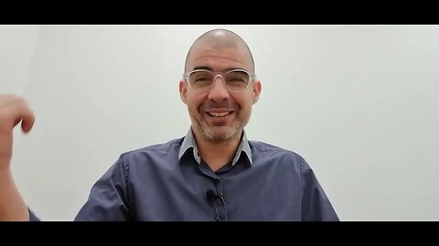 A liberdade das senhoras nos dias de hoje é insultar a polícia e mostrar o pernão?!