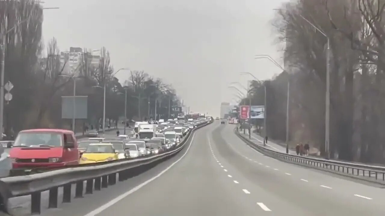 ★★★ The traffic jam of people leaving Kyiv, Ukraine