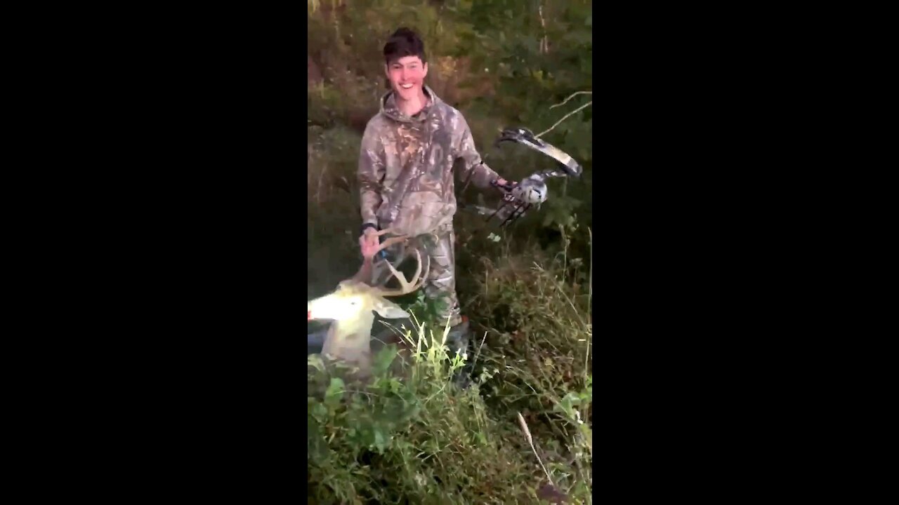 17 year old makes a 40 yard shot on an 8 point buck!