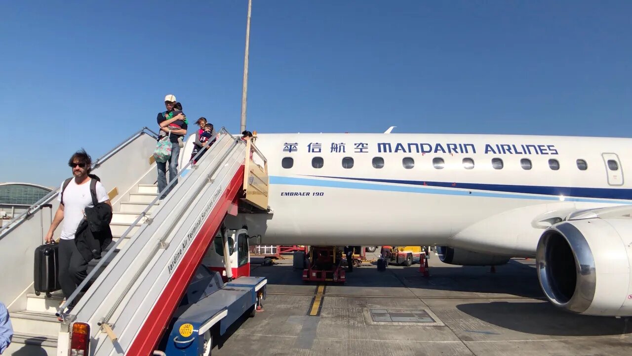 華信航空 E-190 經濟艙 高雄-香港 （另加 Q&A)