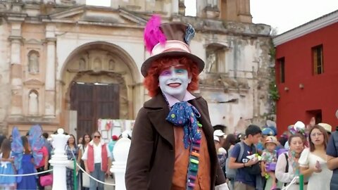 Festival de las Flores en Antigua Guatemala evoca escenas de 'Alicia en el país de las maravillas'