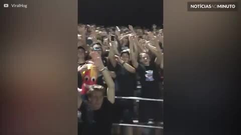 Como quebrar o cotovelo enquanto festeja um jogo de futebol