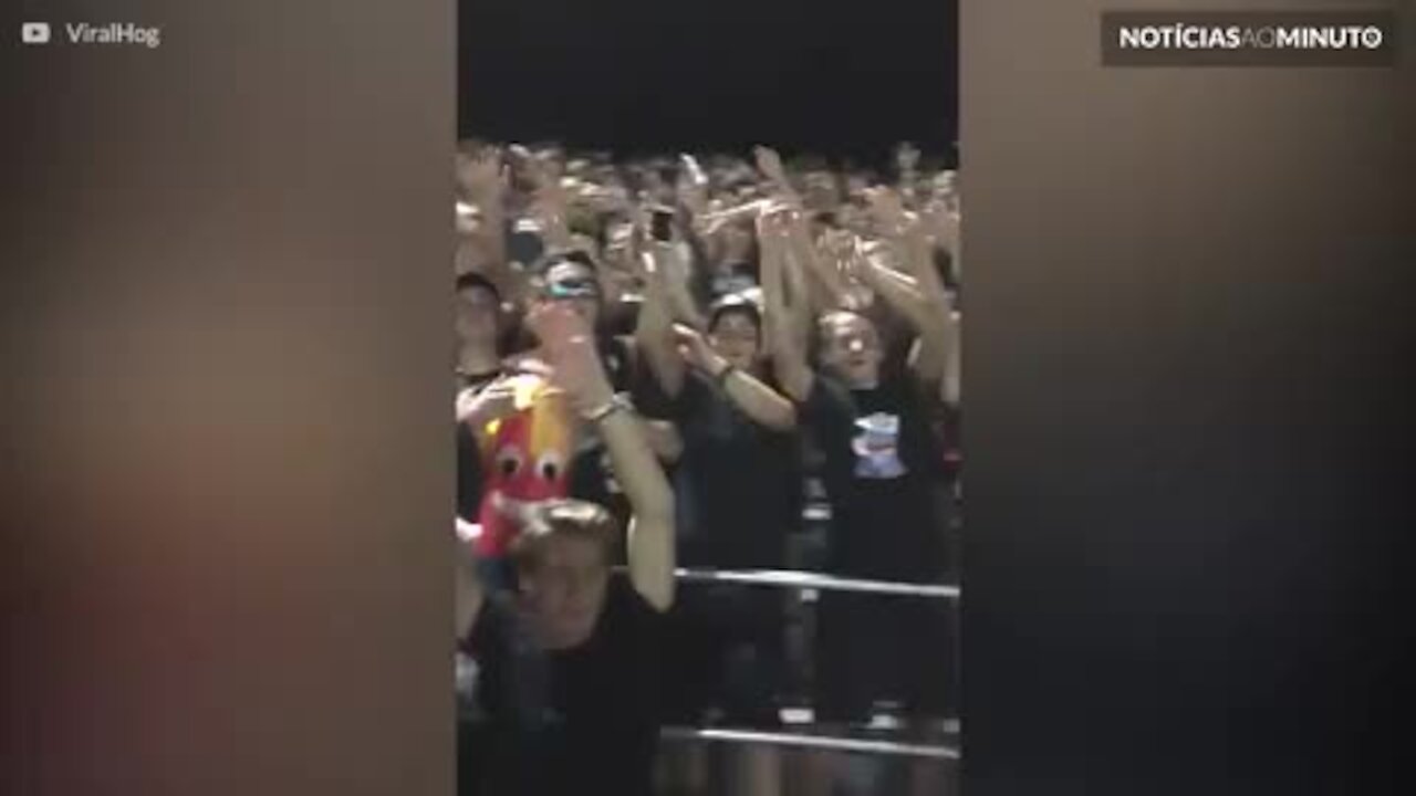 Como quebrar o cotovelo enquanto festeja um jogo de futebol