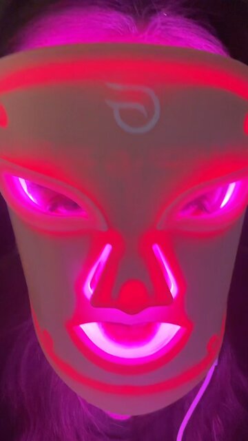 I just learned that this mask has adjustable straps ha ha #latinacreator #fun #ledmask #skincare