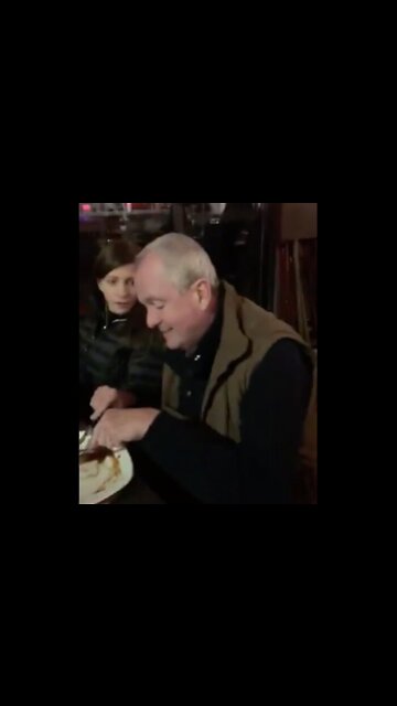 NJ Governor Phil Murphy dining out with NO MASK!