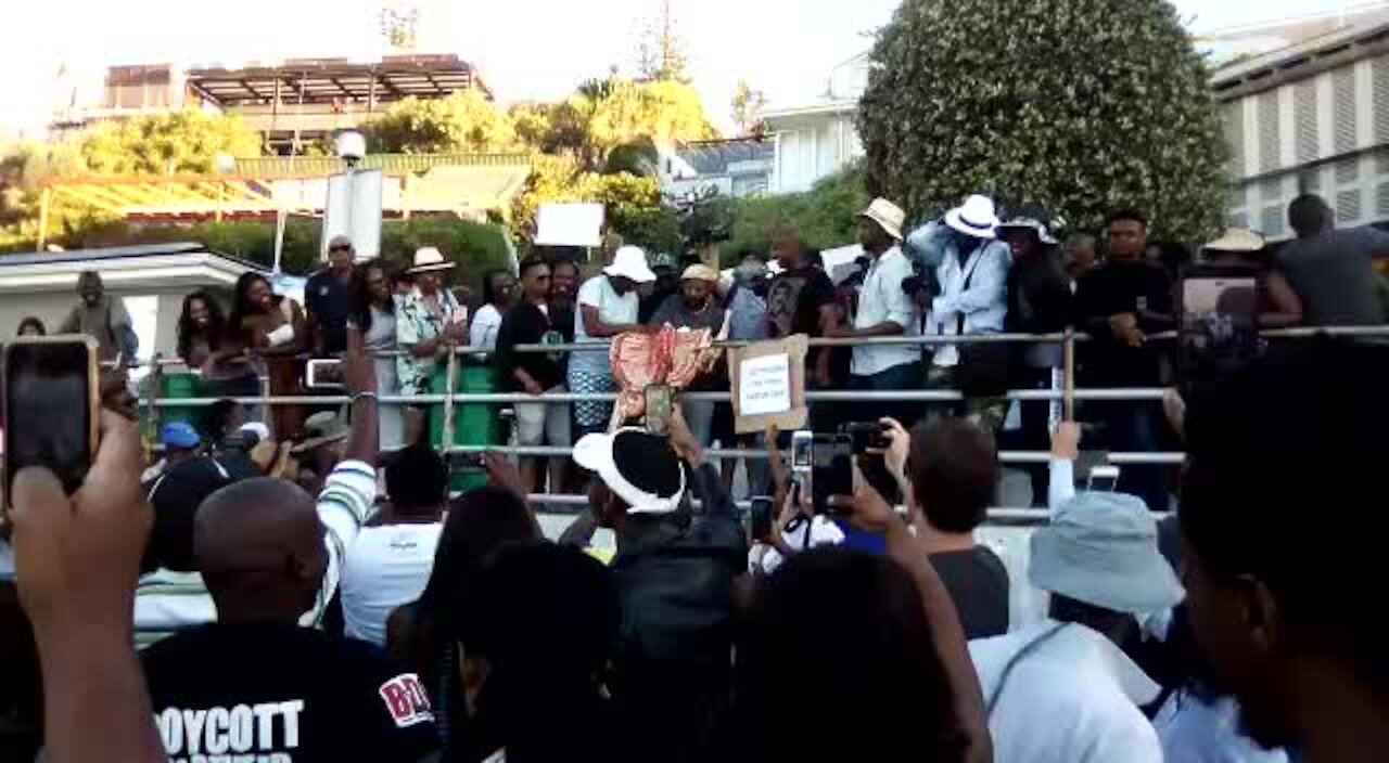 Protesters hold traditional ceremony on Clifton over beach closure (Wyi)