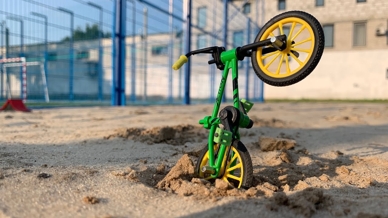 Finger BMX doing tricks in the sand - Tricks on my fingerbike - Flick Trix