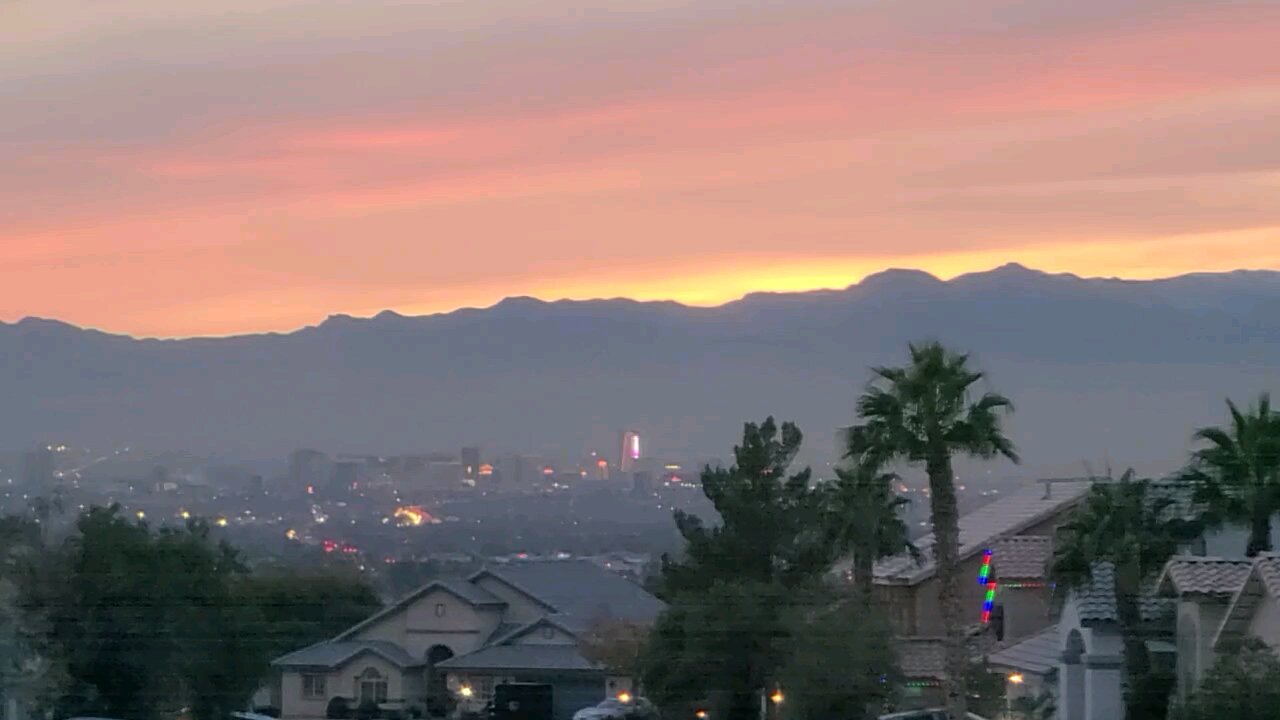 Did you see tonight's Las Vegas sunset? Check this out! 12.11.2024 #follow #lasvegas #travel #fyp