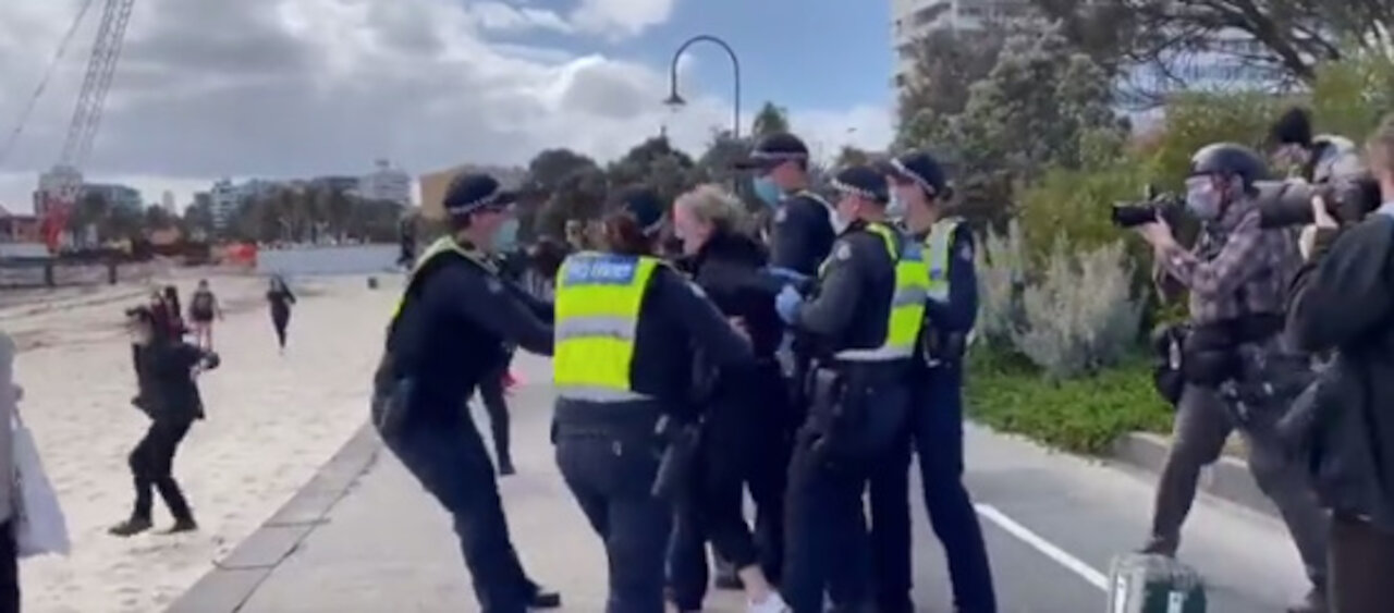 Australia Police brutally arrested a couple for not wearing mask