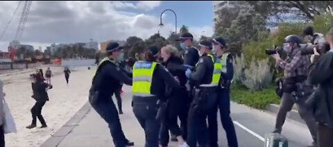 Australia Police brutally arrested a couple for not wearing mask