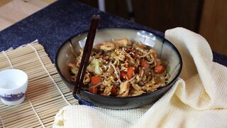 How to Make Yakisoba Chicken