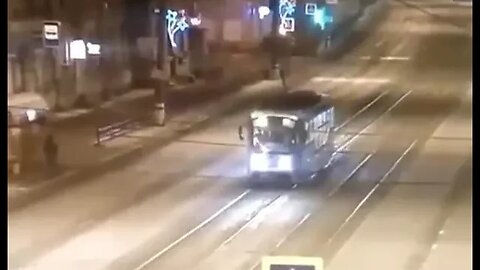 لحظه تصادف و پرتاب شدن مرد