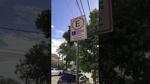 estacionamento exclusivo para deficiente físico "credenciado"... e tem gente normal que usa pqp🤡😔🤡😔