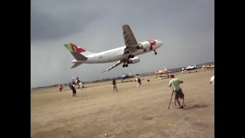 Airbus a310 toca el suelo con el ala