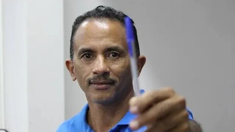 Caneta azul na Lata