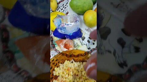 Milho verde no prato com manteiga, fumaça e páprica defumada