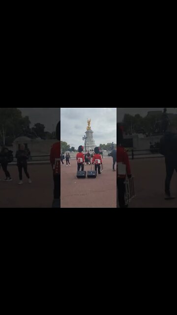 The kings Guards collect their suitcases #buckinghampalace